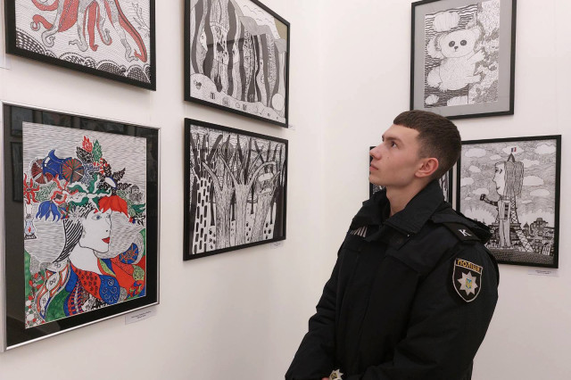 Курсанти відвідали виставку малюнків про вплив війни на природу України