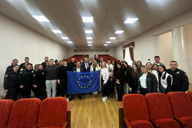 Відомий науковець з Італії поділився досвідом у сфері конституційного права зі здобувачами освіти ЛьвДУВС