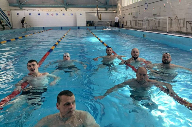 Викладачі ЛьвДУВС провели заняття з плавання для ветеранів
