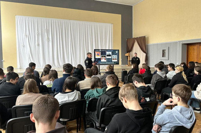 Школярам розповіли про навчання у ЛьвДУВС