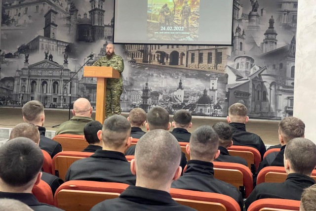 Про патріотизм, стійкість та професійну підготовку: український захисник поділився досвідом з курсантами