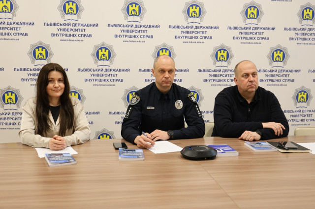 У ЛьвДУВС вийшов друком науково-практичний посібник, присвячений діяльності інспекторів дотримання прав людини Нацполіції