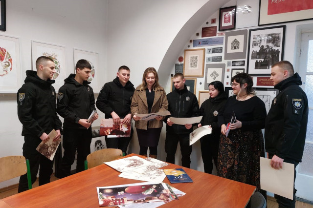 Курсанти ЛьвДУВС занурилися у світ книжкової графіки