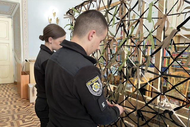 Курсанти ЛьвДУВС долучилися до плетіння маскувальних сіток для військових