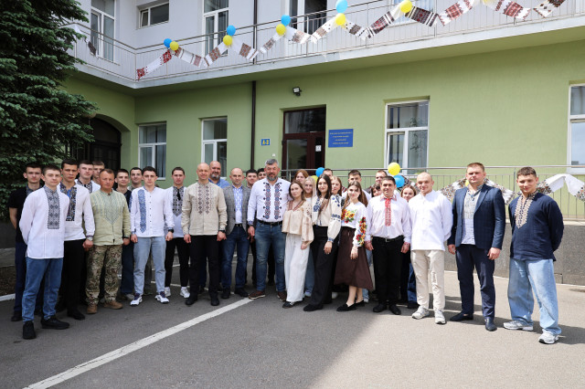 На роботу та навчання — у вишиванці: ЛьвДУВС підтримав патріотичний флешмоб