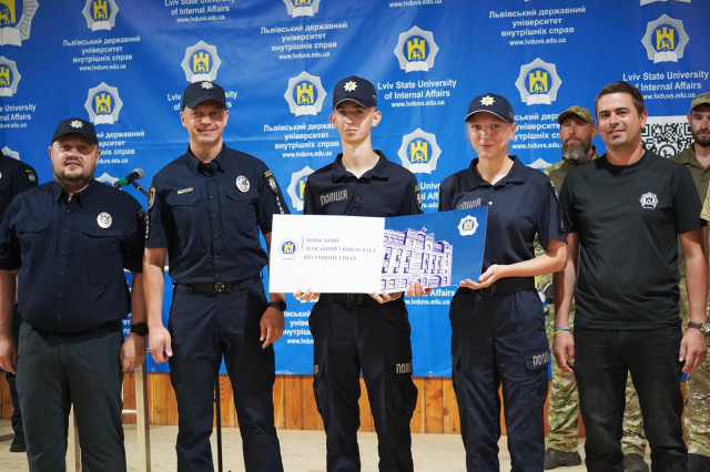 У ЛьвДУВС першокурсникам вручили курсантські погони