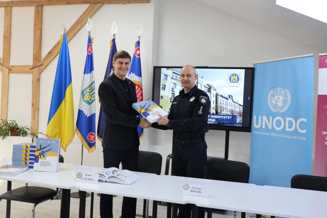Бібліотека ЛьвДУВС поповнилася каталогом стрілецької зброї та боєприпасів