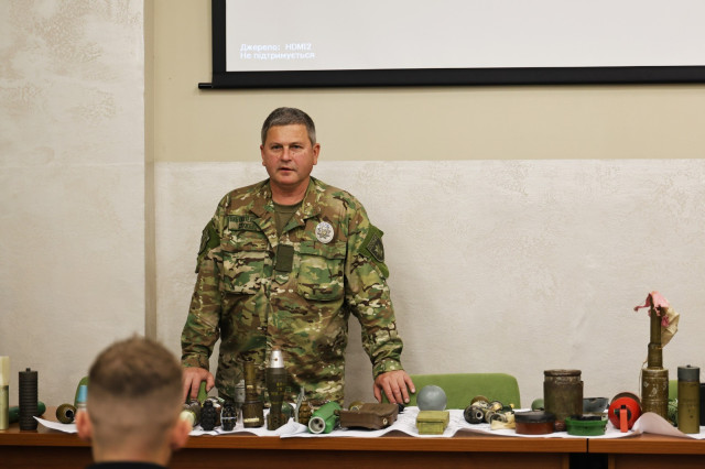 Небезпека, яку потрібно розпізнати: вибухотехнік поліції зустрівся з курсантами ЛьвДУВС